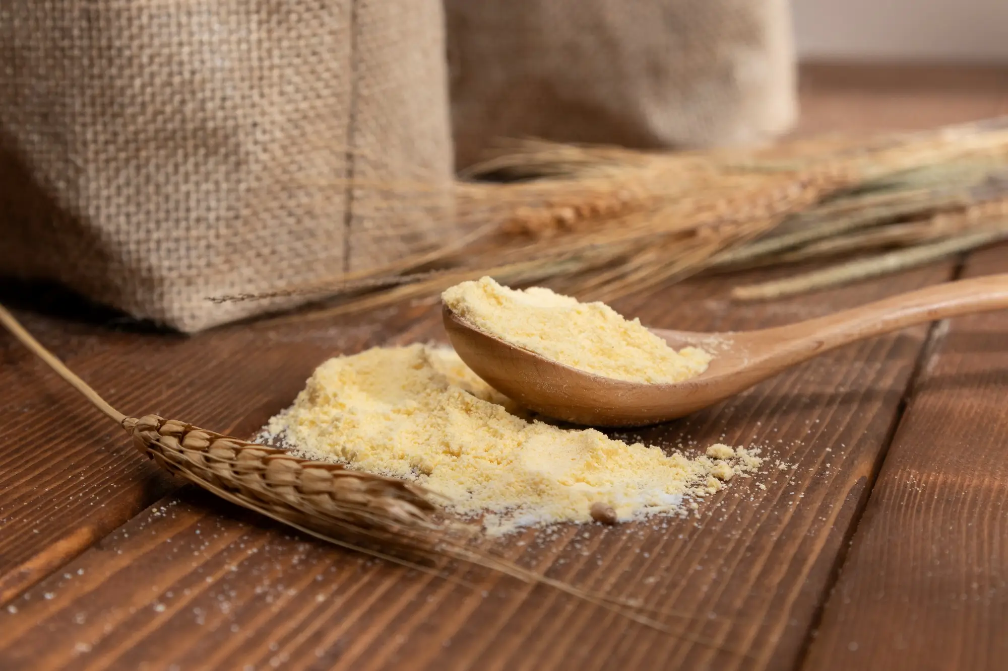Gofio canario, harina de trigo tostado tradicional de Tenerife para experiencias gastronómicas sostenibles.
