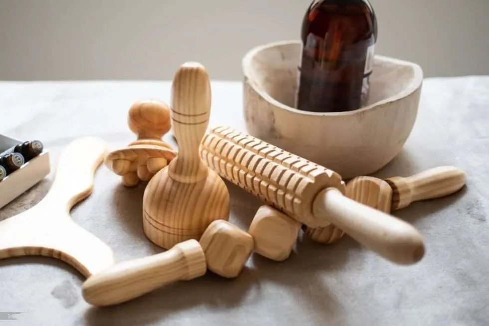 Herramientas de madera sobre mesa para el taller de maderoterapia.
