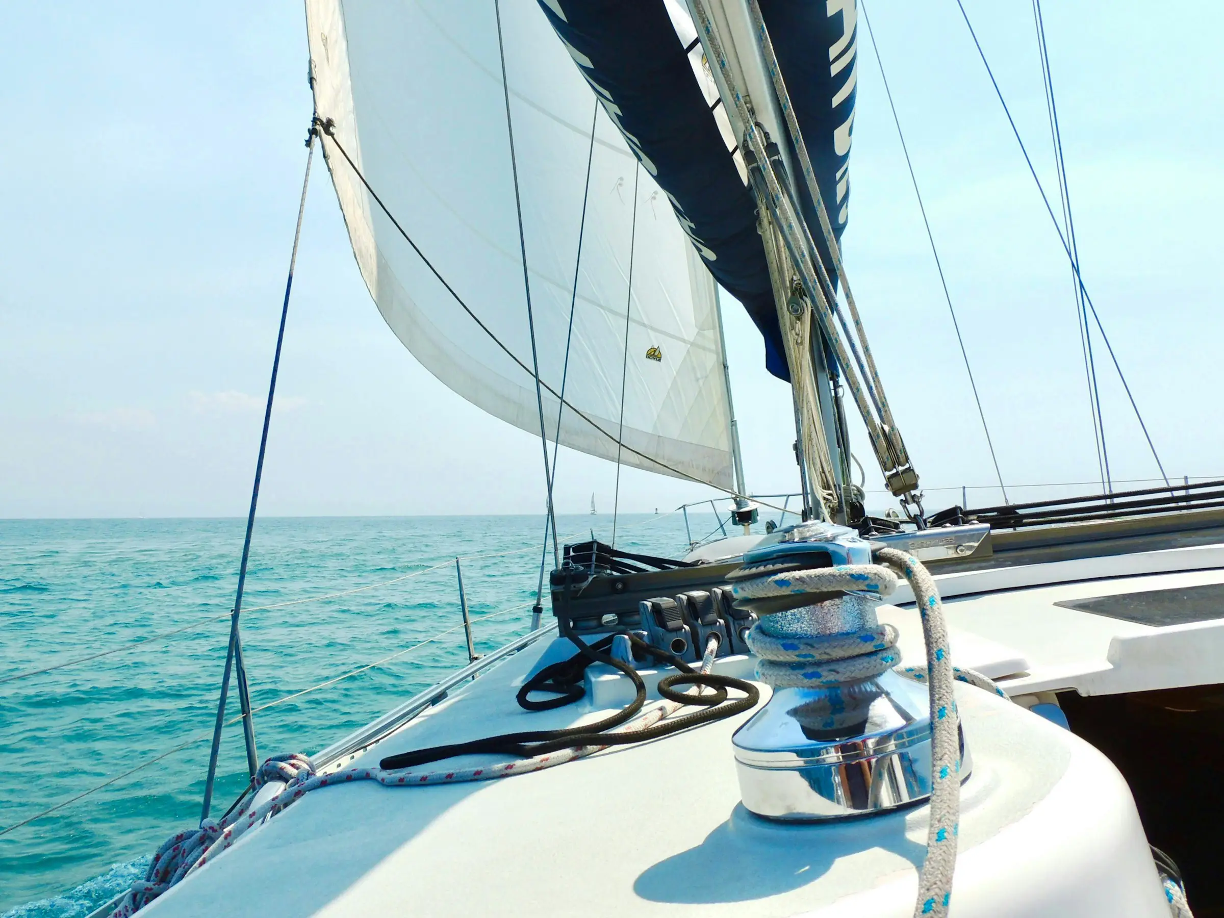 Un velero navega en aguas abiertas. Portada de la actividad sumérgete de Canarian Scene.