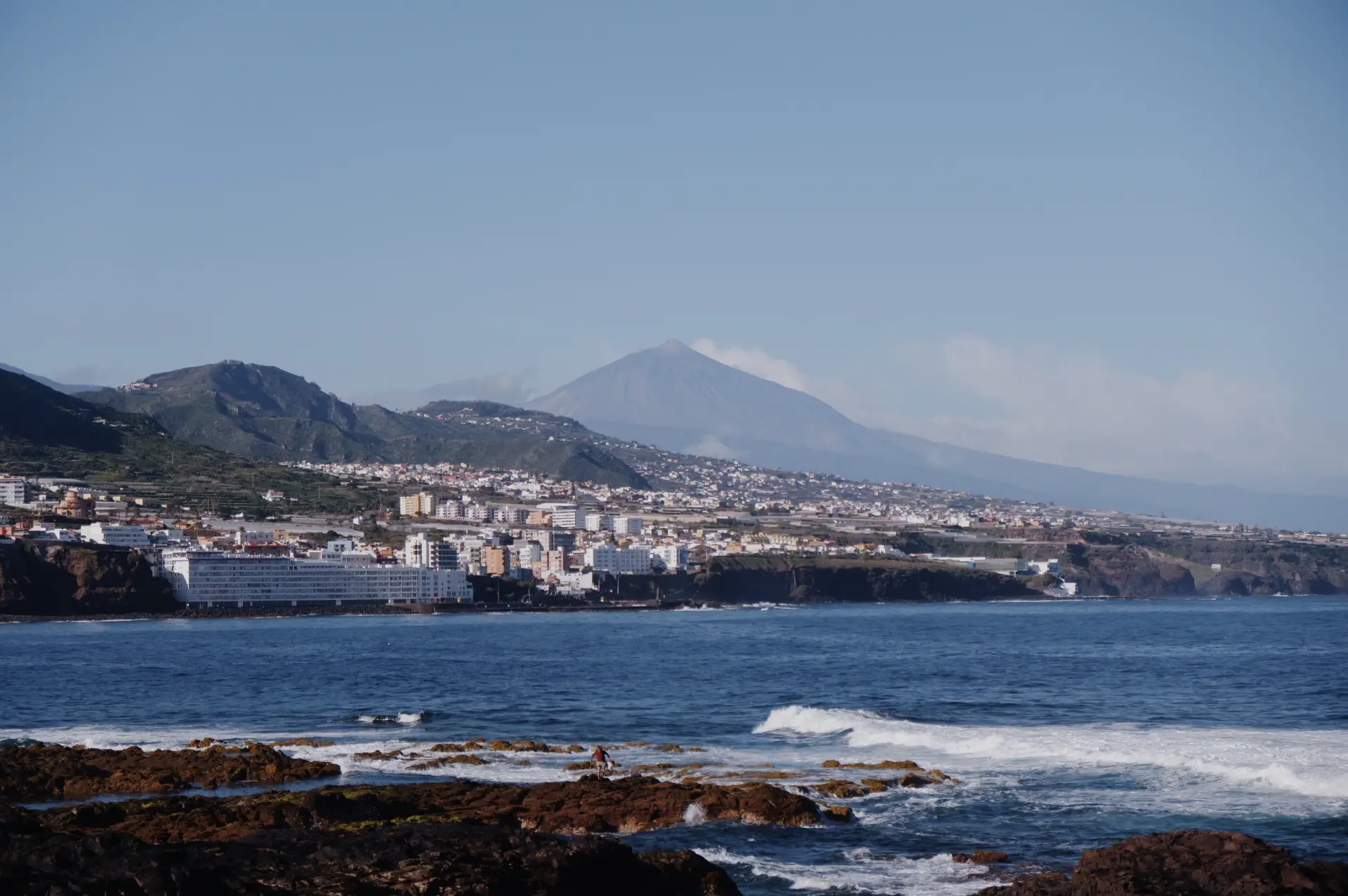 Vista costera del norte de Tenerife con el Teide al fondo, ideal para turismo sostenible