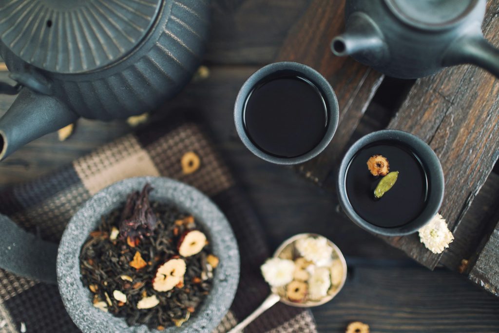 Infusión tradicional con hierbas y frutas secas en tazas de cerámica, experiencia gastronómica sostenible en Tenerife