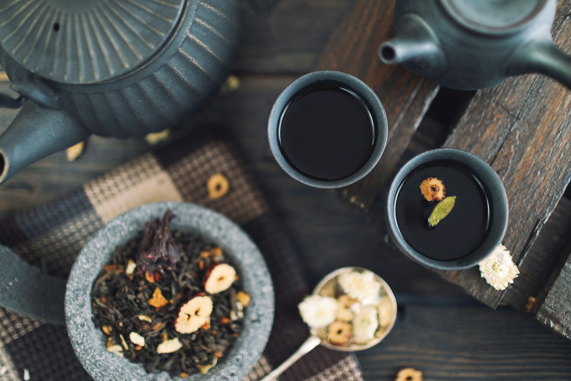 Infusión tradicional con hierbas y frutas secas en tazas de cerámica, experiencia gastronómica sostenible en Tenerife
