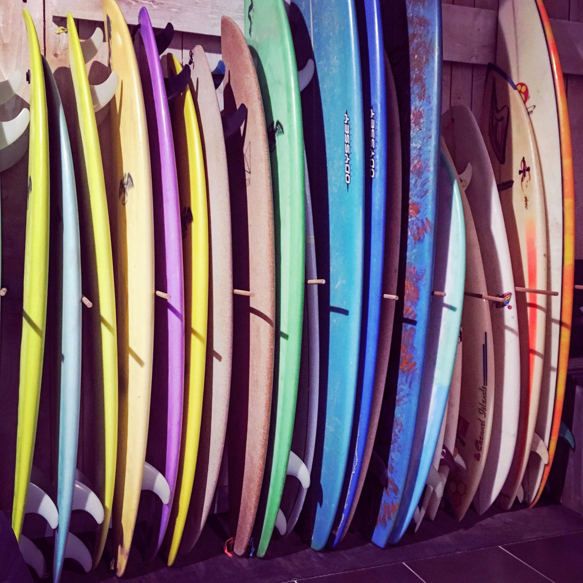 Tablas de surf en apiladas en vertical