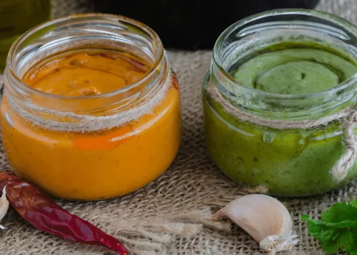 Dos cuencos con mojo canario rojo y verde tradicionales de las Islas Canarias.