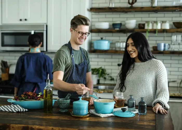 Grupo de personas preparando la comida en una cocina.