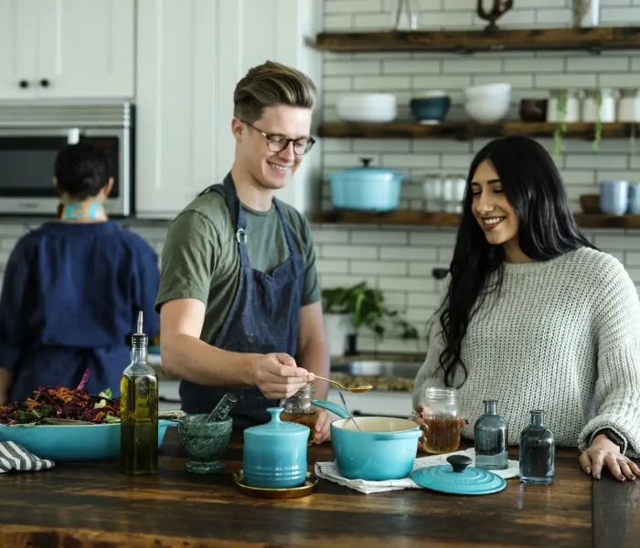 Grupo de personas preparando la comida en una cocina.