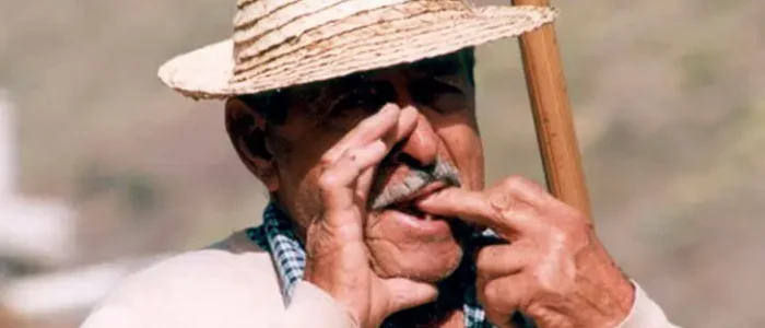 Hombre de La Gomera practicando el Silbo Gomero, patrimonio cultural de Canarias