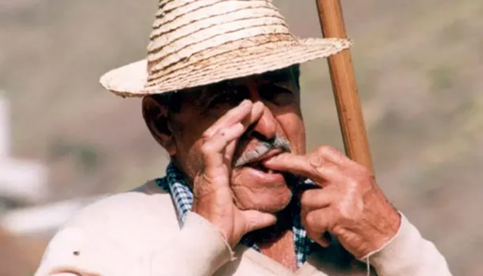 Hombre de La Gomera practicando el Silbo Gomero, patrimonio cultural de Canarias